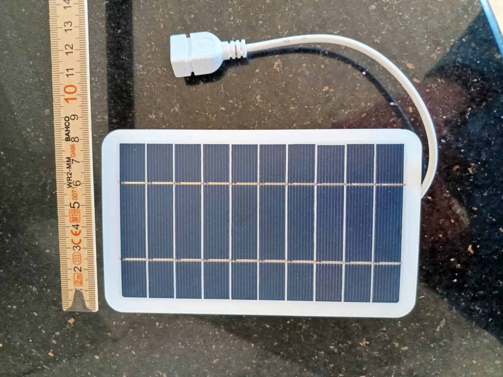 Solcellepanelet med USB-plugg i tilkoplingen